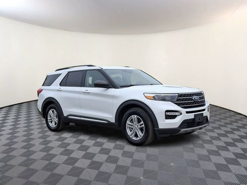 Used 2021 Ford Explorer XLT w/ Equipment Group 202A AWD/4WD image 4