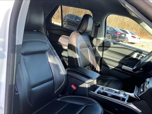 Used 2024 Ford Explorer XLT w/ Equipment Group 202A image 7