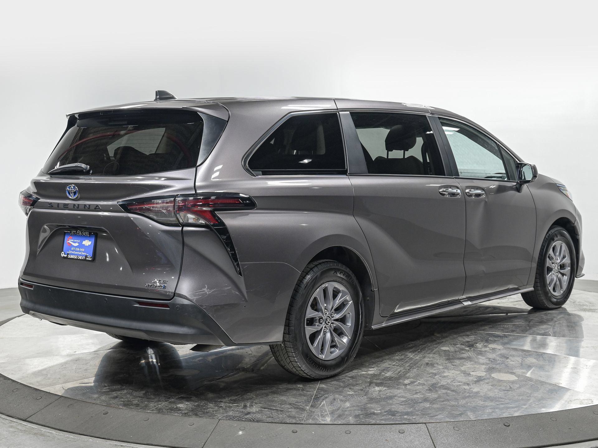 Used 2024 Toyota Sienna XLE FWD image 6