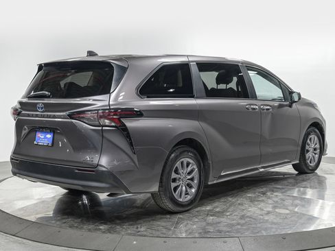 Used 2024 Toyota Sienna XLE FWD image 6