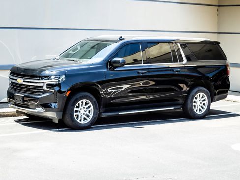 Used 2023 Chevrolet Suburban LT AWD/4WD image 3