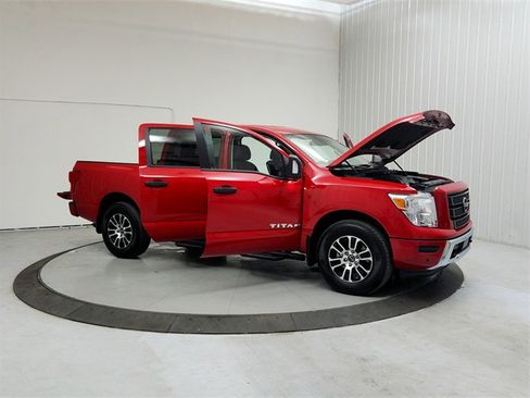 Used 2024 Nissan Titan SV w/ SV Convenience Package image 9