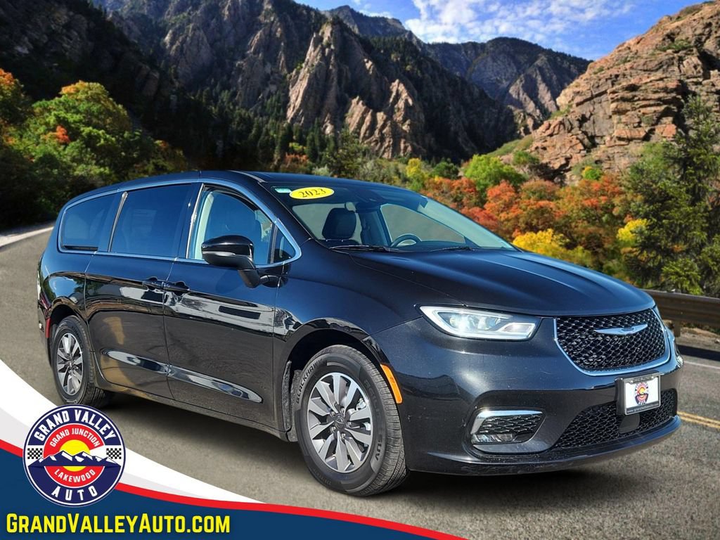 Used 2023 Chrysler Pacifica Touring-L FWD image 1