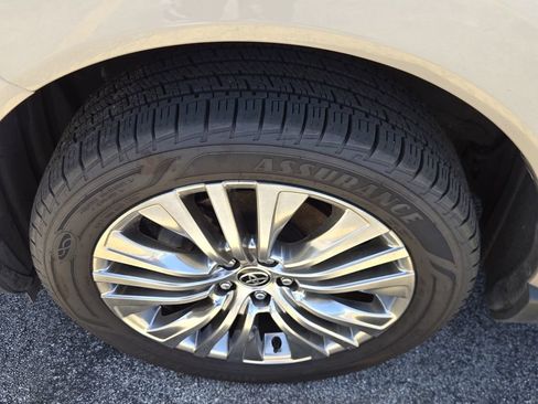Used 2023 Toyota Venza XLE AWD/4WD image 7