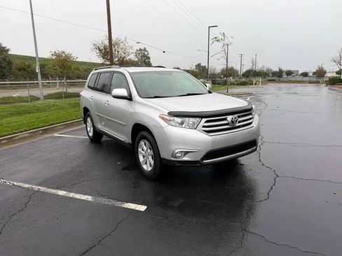 Used 2012 Toyota Highlander SE w/ Tech Pkg image 15