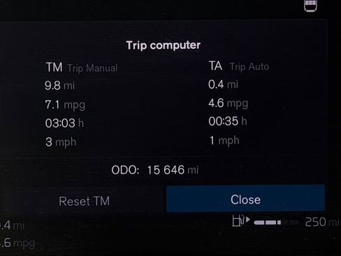 Used 2025 Volvo XC40 B5 Core image 15