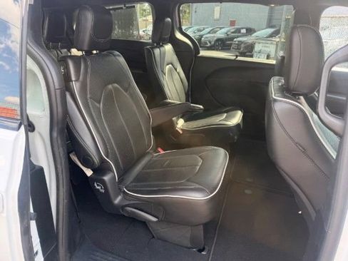 Used 2025 Chrysler Pacifica Limited FWD image 3