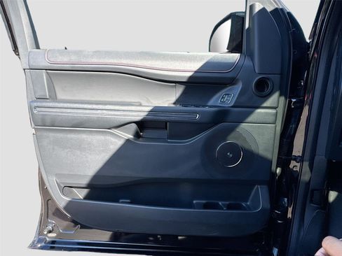 Used 2024 Ford Expedition Limited image 17