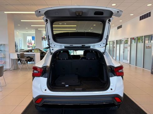Used 2025 Chevrolet Trax RS w/ Sunroof Package FWD image 9