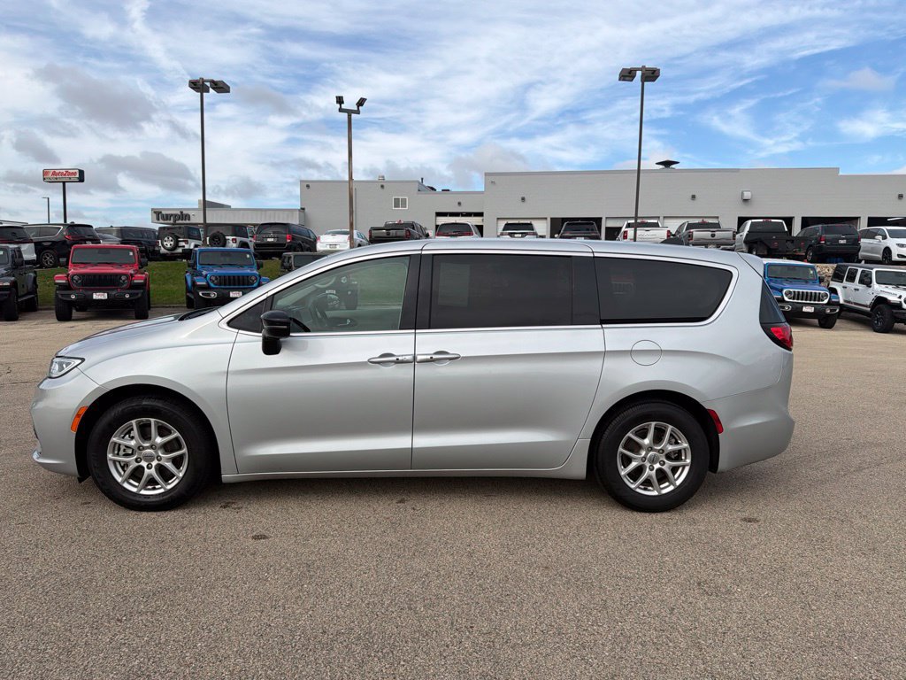 Used 2024 Chrysler Pacifica Touring-L FWD image 8