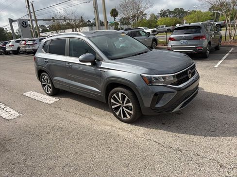 Certified 2022 Volkswagen Taos SE image 13
