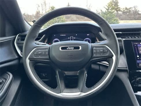 Used 2023 Jeep Grand Cherokee L Laredo image 8