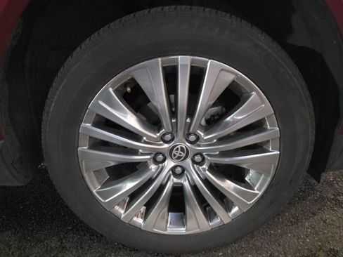 Used 2024 Toyota Venza Limited image 13