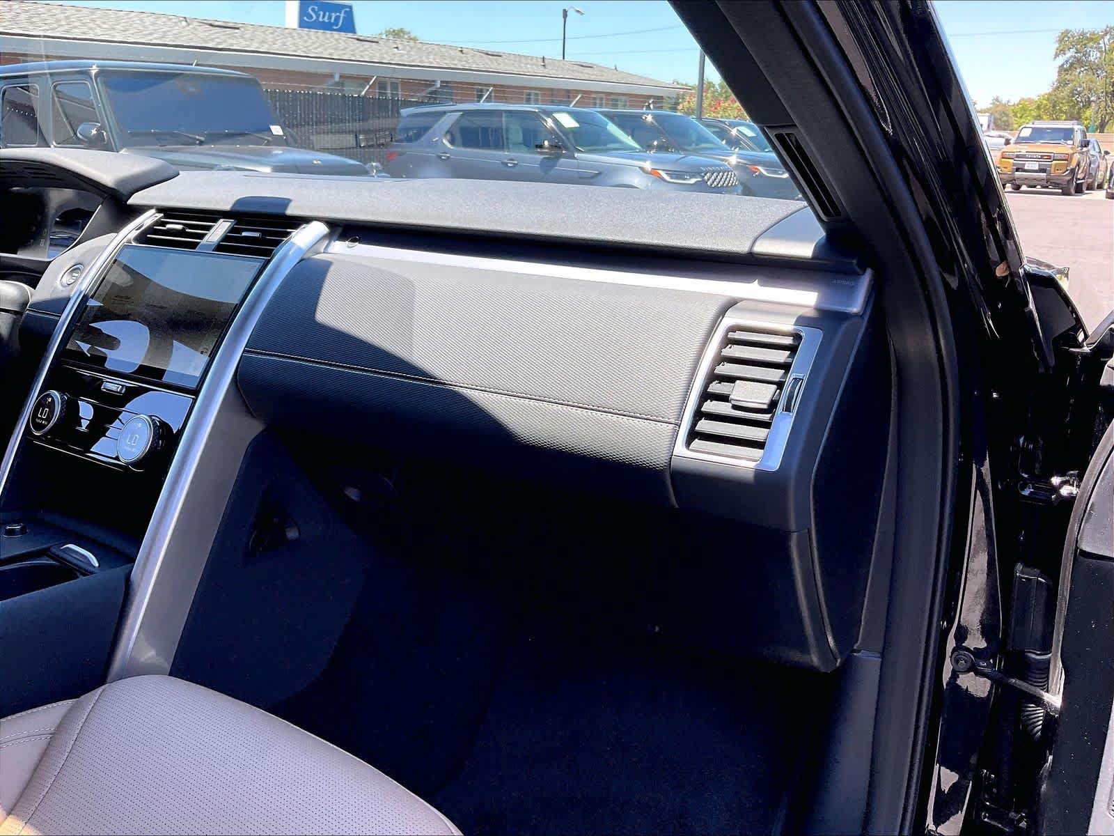Used 2025 Land Rover Discovery Dynamic SE AWD/4WD image 19