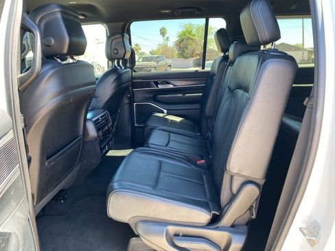 Used 2023 Jeep Wagoneer L Series II image 7