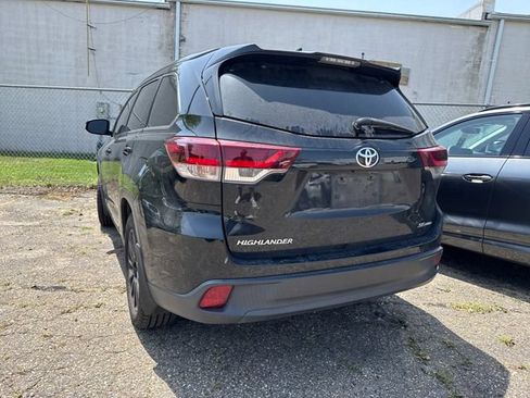 Used 2019 Toyota Highlander SE w/ Carpet Mat Package (TMS) AWD/4WD image 3