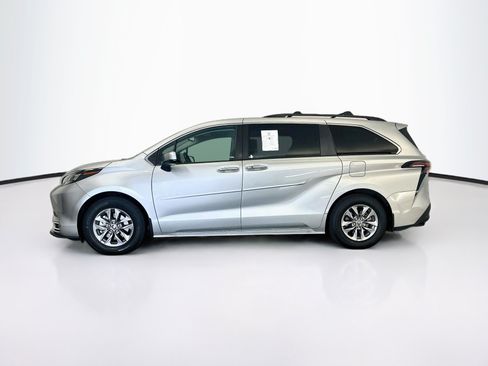 Used 2024 Toyota Sienna XLE w/ XLE Plus Package AWD/4WD image 4