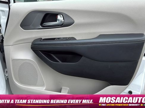 Used 2023 Chrysler Pacifica Touring-L FWD image 9