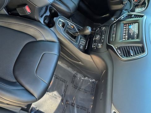 Used 2021 Jeep Cherokee Latitude Plus image 10