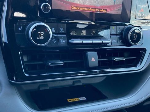Used 2024 Toyota Highlander XLE FWD image 21