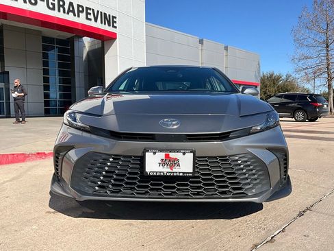 Used 2025 Toyota Camry SE image 4