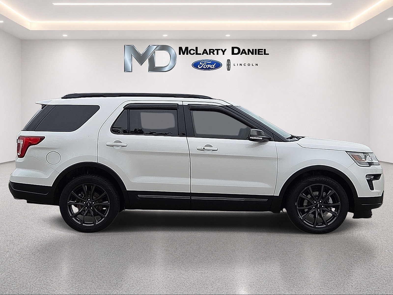 Used 2018 Ford Explorer XLT w/ Equipment Group 202A FWD image 6
