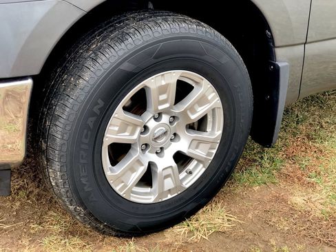 Used 2018 Nissan Titan SV w/ SV Convenience Package image 2