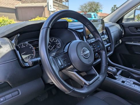 Used 2022 Nissan Pathfinder SV image 12