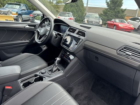 Used 2024 Volkswagen Tiguan SE w/ Panoramic Sunroof Package AWD/4WD image 16