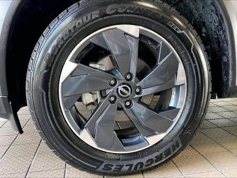 Used 2025 Nissan Rogue SV FWD image 30