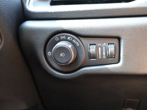 Used 2025 Chrysler Pacifica Limited FWD image 31