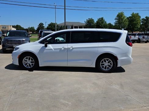 Used 2025 Chrysler Pacifica Select FWD image 7