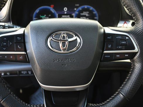 Certified 2025 Toyota Sienna Platinum image 33