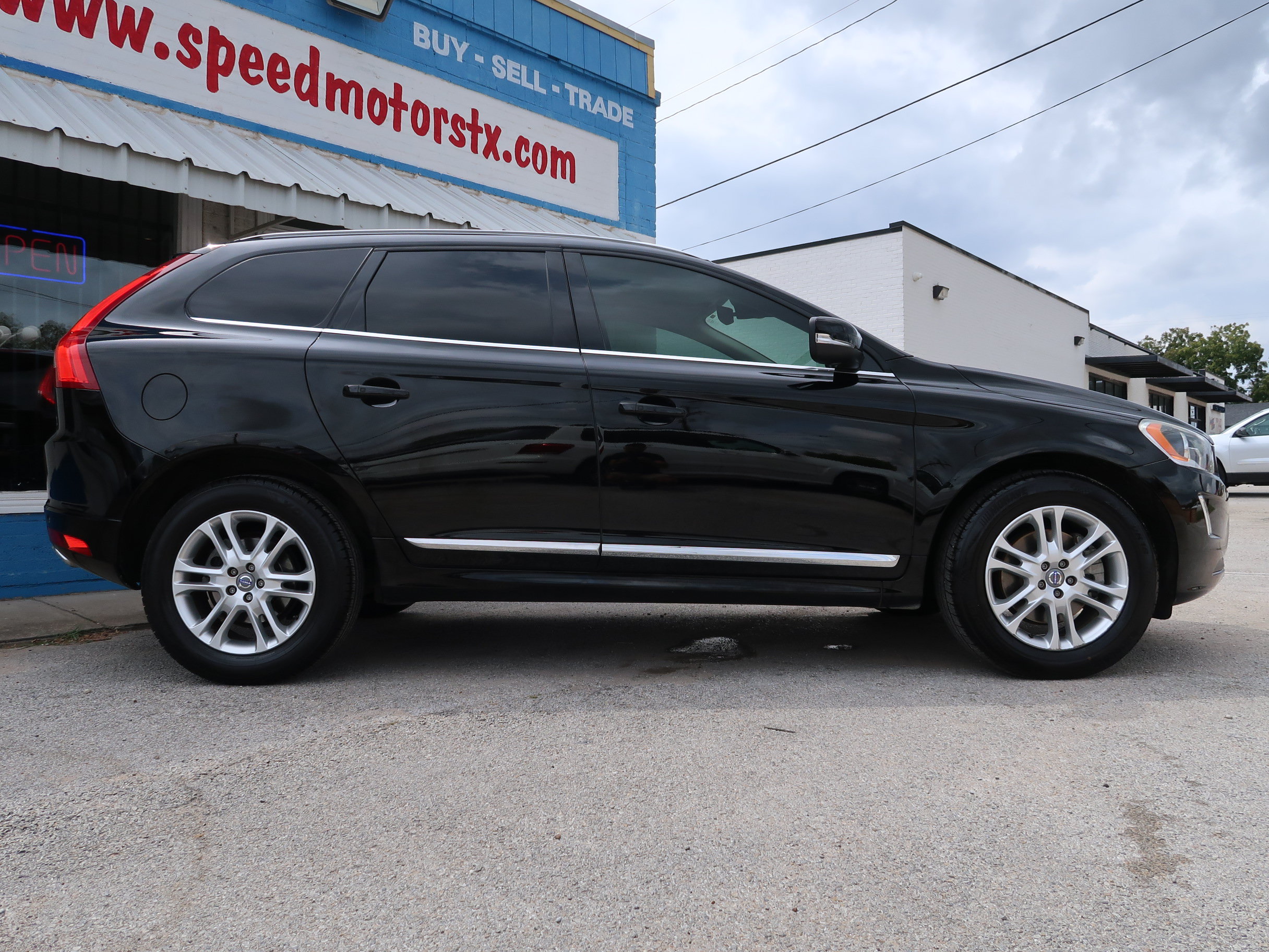Used 2015 Volvo XC60 T5 Premier w/ Proximity Package FWD image 4