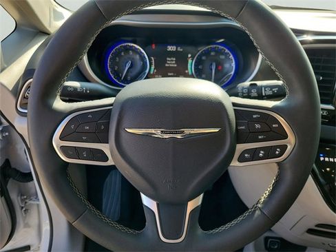 Used 2024 Chrysler Pacifica Touring-L image 17