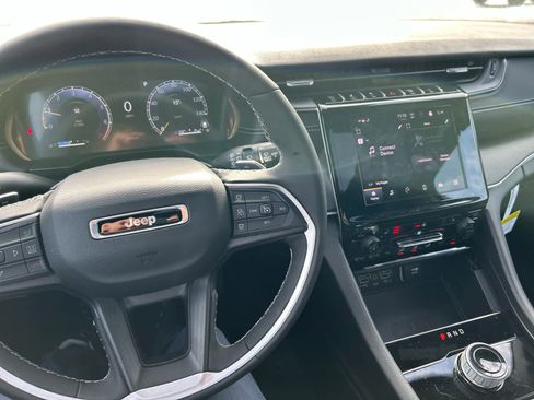 Used 2025 Jeep Grand Cherokee Altitude image 37