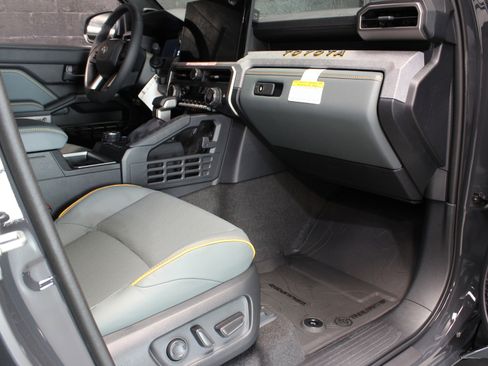 Used 2025 Toyota 4Runner Trailhunter image 59