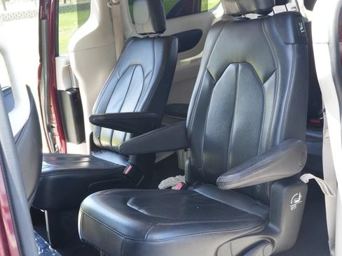 Used 2018 Chrysler Pacifica Touring-L FWD image 8