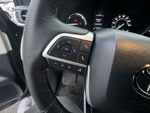 Used 2022 Toyota Sienna XLE image 16