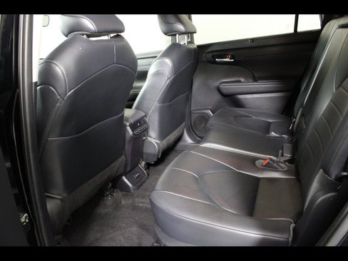 Used 2023 Toyota Highlander XLE AWD/4WD image 15