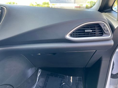 Used 2025 Chrysler Pacifica Select FWD image 63
