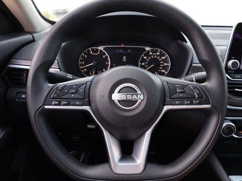 Used 2025 Nissan Altima 2.5 SV FWD image 10