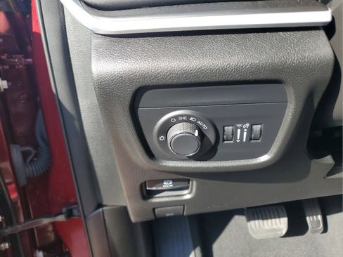 Certified 2025 Jeep Grand Cherokee Altitude image 31