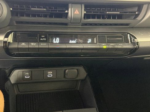 Used 2025 Toyota Prius LE FWD image 22