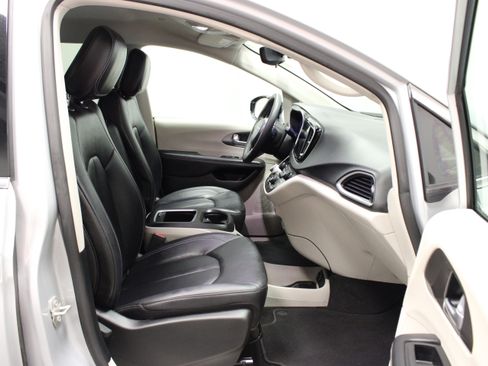 Used 2024 Chrysler Pacifica Touring-L FWD image 14