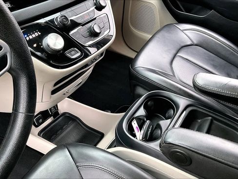 Used 2021 Chrysler Voyager Lxi image 16