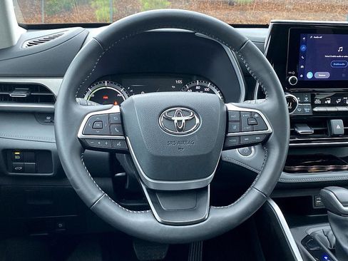 Certified 2025 Toyota Highlander XLE image 13