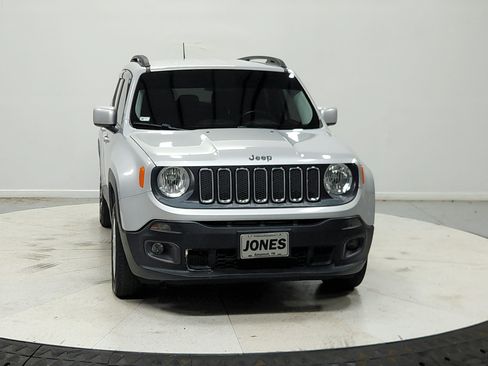 Used 2017 Jeep Renegade Latitude AWD/4WD image 3