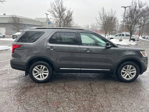 Used 2018 Ford Explorer XLT w/ Equipment Group 202A image 5