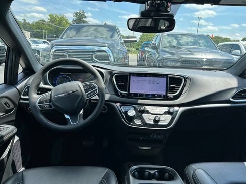 Used 2025 Chrysler Pacifica Select FWD image 5